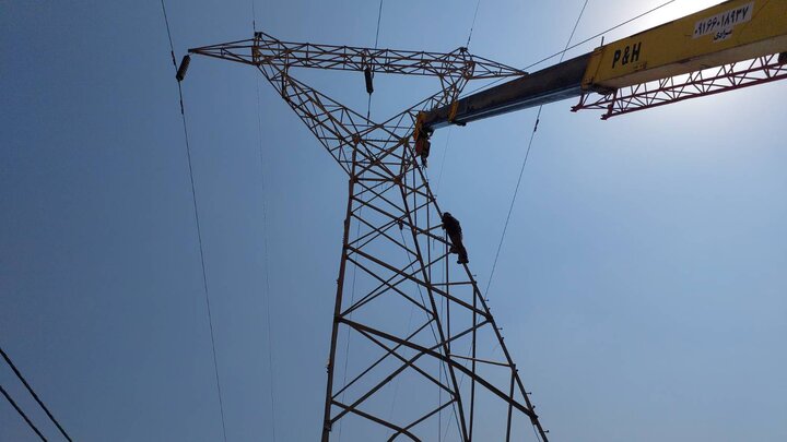 بازسازی دکل‌های بحرانی انتقال برق در شرق اهواز