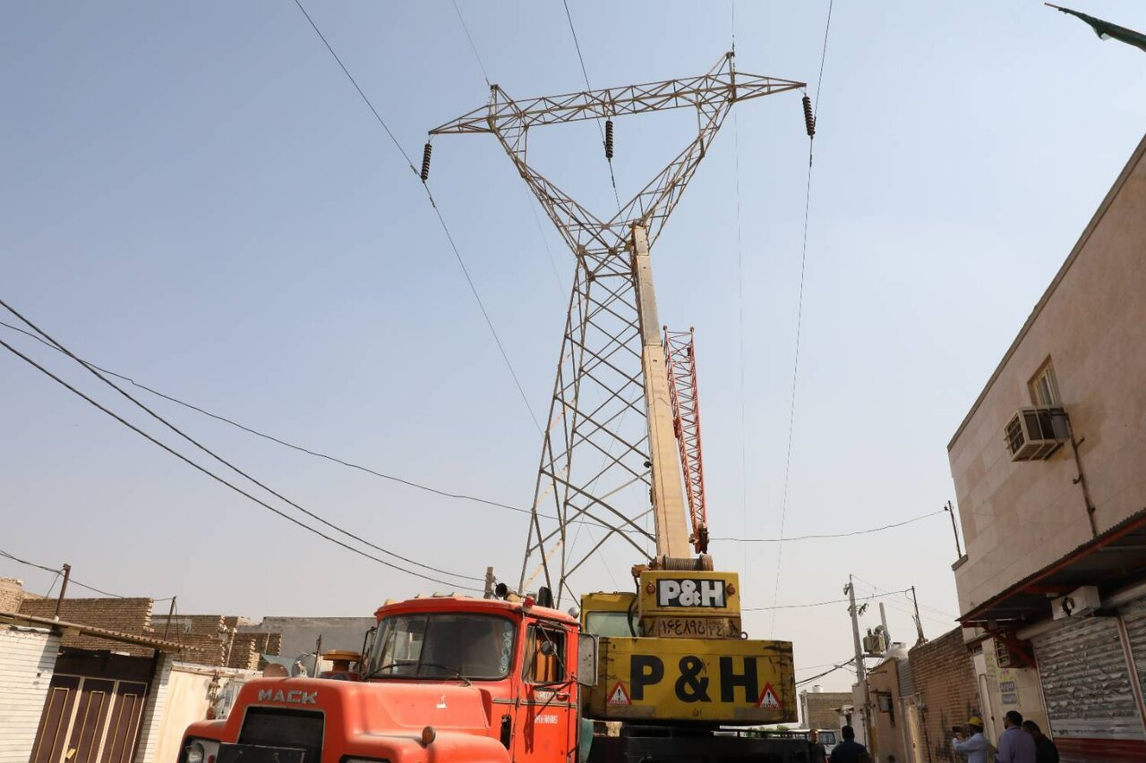 بازسازی دکلهای بحرانی انتقال برق در شرق اهواز