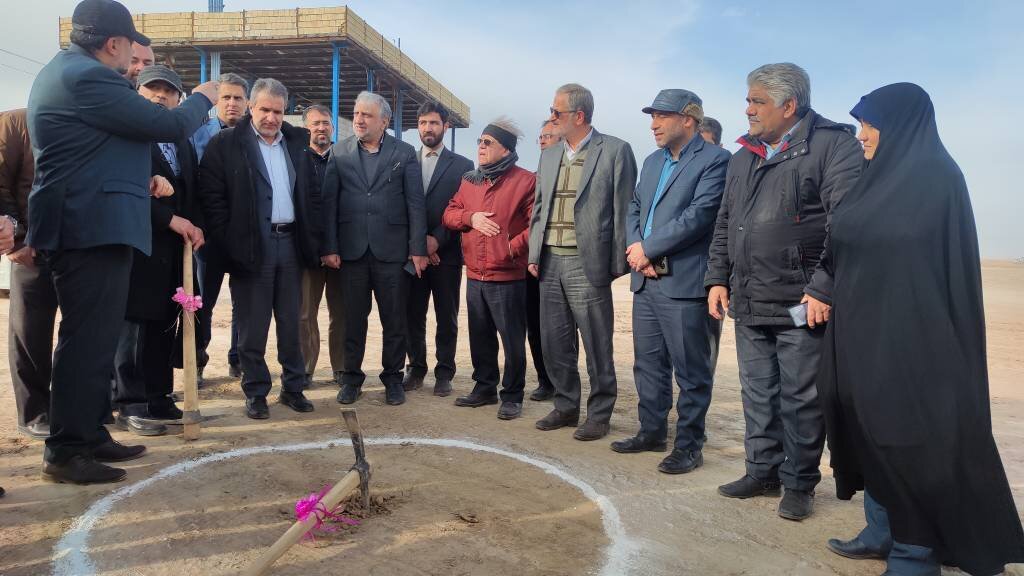 آغاز عملیات اجرایی ۳ نیروگاه خورشیدی در شهرک صنعتی کاویان فریمان آغاز عملیات اجرایی ۳ نیروگاه خورشیدی در شهرک صنعتی کاویان فریمان