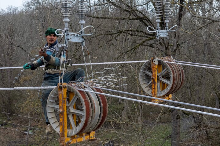 گزارش تصویری از روند اجرای طرح عظیم احداث خط ۴ و ۶ مداره ۲۳۰ و ۶۳ کیلوولت رویان- محمودآباد در استان مازندران
