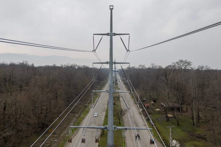 گزارش تصویری از روند اجرای طرح عظیم احداث خط ۴ و ۶ مداره ۲۳۰ و ۶۳ کیلوولت رویان- محمودآباد در استان مازندران