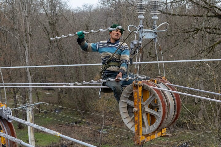 گزارش تصویری از روند اجرای طرح عظیم احداث خط ۴ و ۶ مداره ۲۳۰ و ۶۳ کیلوولت رویان- محمودآباد در استان مازندران