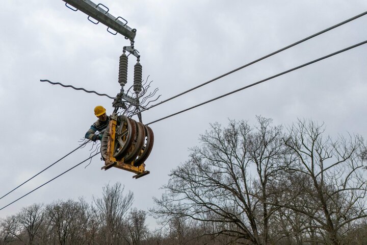 گزارش تصویری از روند اجرای طرح عظیم احداث خط ۴ و ۶ مداره ۲۳۰ و ۶۳ کیلوولت رویان- محمودآباد در استان مازندران