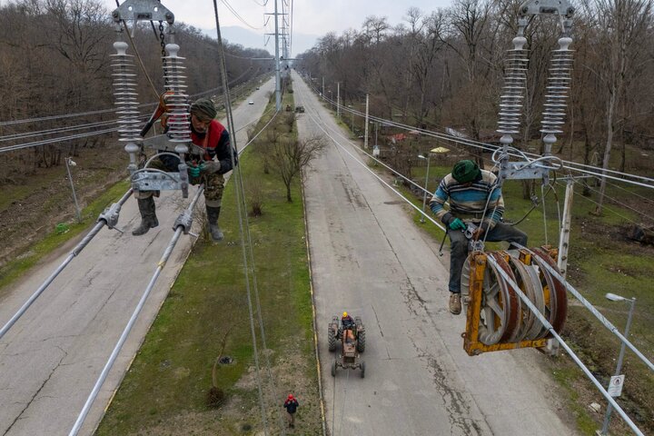 گزارش تصویری از روند اجرای طرح عظیم احداث خط ۴ و ۶ مداره ۲۳۰ و ۶۳ کیلوولت رویان- محمودآباد در استان مازندران