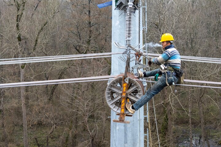 گزارش تصویری از روند اجرای طرح عظیم احداث خط ۴ و ۶ مداره ۲۳۰ و ۶۳ کیلوولت رویان- محمودآباد در استان مازندران