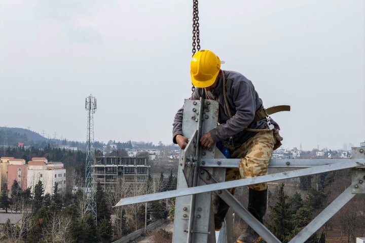 گزارش تصویری از روند اجرای طرح عظیم احداث خط ۴ و ۶ مداره ۲۳۰ و ۶۳ کیلوولت رویان- محمودآباد در استان مازندران