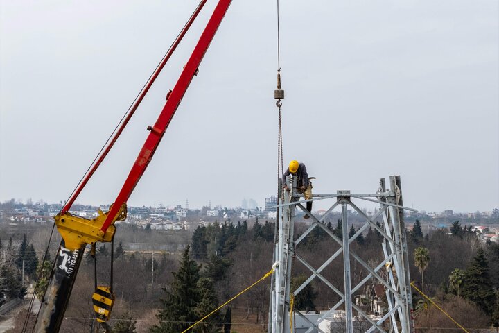 گزارش تصویری از روند اجرای طرح عظیم احداث خط ۴ و ۶ مداره ۲۳۰ و ۶۳ کیلوولت رویان- محمودآباد در استان مازندران