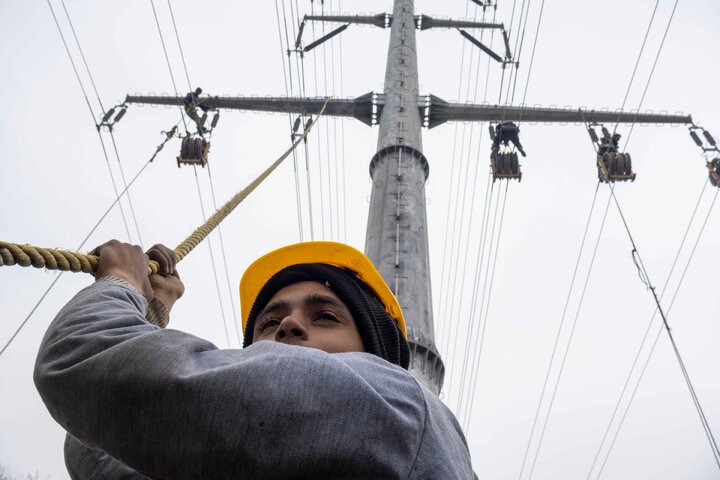 گزارش تصویری از روند اجرای طرح عظیم احداث خط ۴ و ۶ مداره ۲۳۰ و ۶۳ کیلوولت رویان- محمودآباد در استان مازندران