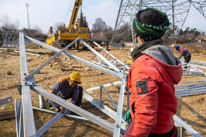 گزارش تصویری از روند اجرای طرح عظیم احداث خط ۴ و ۶ مداره ۲۳۰ و ۶۳ کیلوولت رویان- محمودآباد در استان مازندران