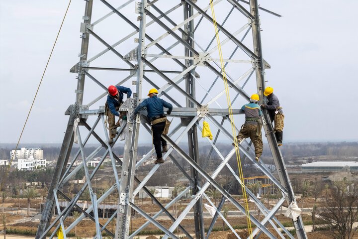 گزارش تصویری از روند اجرای طرح عظیم احداث خط ۴ و ۶ مداره ۲۳۰ و ۶۳ کیلوولت رویان- محمودآباد در استان مازندران