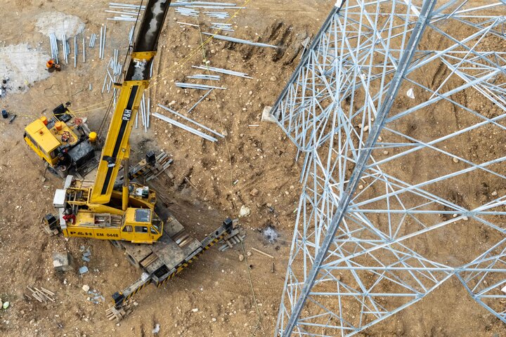 گزارش تصویری از روند اجرای طرح عظیم احداث خط ۴ و ۶ مداره ۲۳۰ و ۶۳ کیلوولت رویان- محمودآباد در استان مازندران