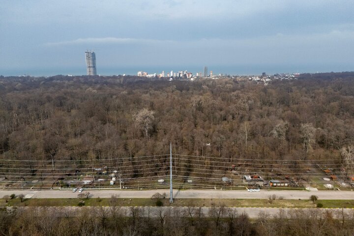 گزارش تصویری از روند اجرای طرح عظیم احداث خط ۴ و ۶ مداره ۲۳۰ و ۶۳ کیلوولت رویان- محمودآباد در استان مازندران