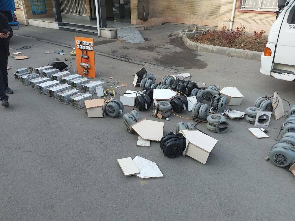 کشف ۱۳ دستگاه ماینر غیرمجاز از یک مدرسه غیرانتفاعی در شهرستان میاندوآب کشف ۱۳ دستگاه ماینر غیرمجاز از یک مدرسه غیرانتفاعی در شهرستان میاندوآب