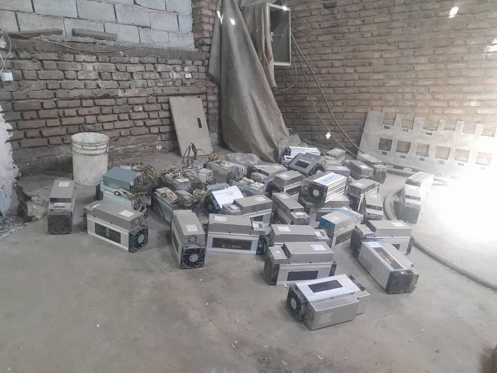 کشف یکی از بزرگترین مراکز غیرقانونی استخراج رمزارز در سال ۱۴۰۴