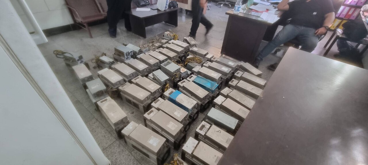 کشف یکی از بزرگترین مراکز غیرقانونی استخراج رمزارز در سال ۱۴۰۴