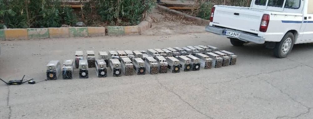 کشف ۳۴ دستگاه ماینر غیرمجاز از انبار نگهداری تخم شترمرغ در گرمسار کشف ۳۴ دستگاه ماینر غیرمجاز از انبار نگهداری تخم شترمرغ در گرمسار