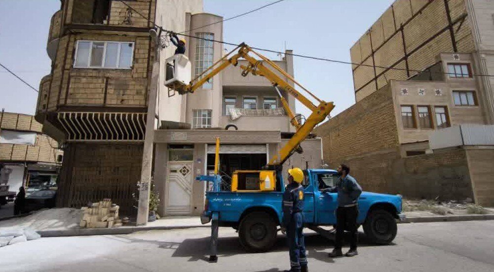 قطع ۱۱۰ انشعاب غیرمجاز برق در شهرک فاطمیه قم 
