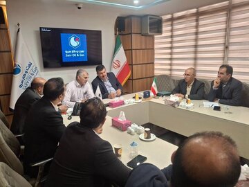 نشست مشترک مدیرعامل شرکت توزیع برق استان تهران با صنعتگران شهرک صنعتی عباس‌آباد و شنزار