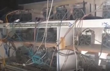 کشف و توقیف ۳۳ دستگاه ماینر غیرمجاز از یک دامداری در استان اصفهان