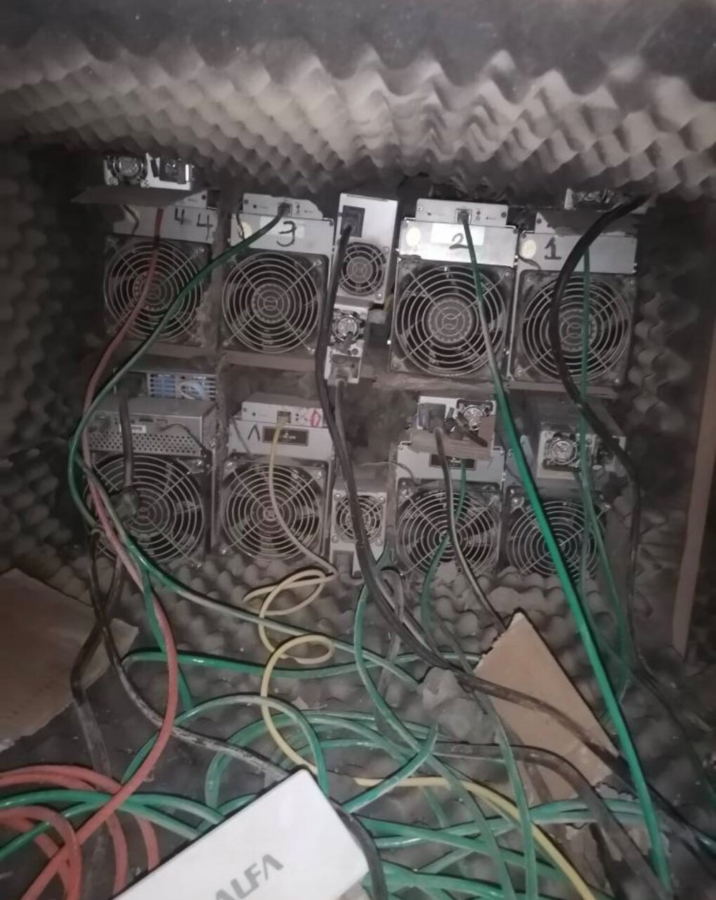 توقیف ۳۳ دستگاه ماینر غیرمجاز در منازل مسکونی شیراز 