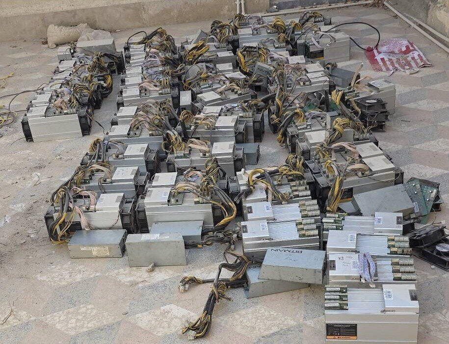 کشف و ضبط ۱۳۰ دستگاه ماینر غیرمجاز در ۵۰ مرکز استخراج رمزارز شهرستان بستک 