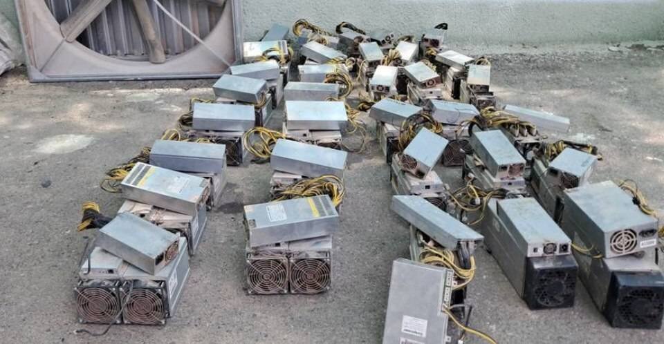 کشف و شناسایی ۴۲ دستگاه ماینر غیرمجاز در ساوه/ معادل مصرف برق ۷۰۰ خانوار در استان مرکزی