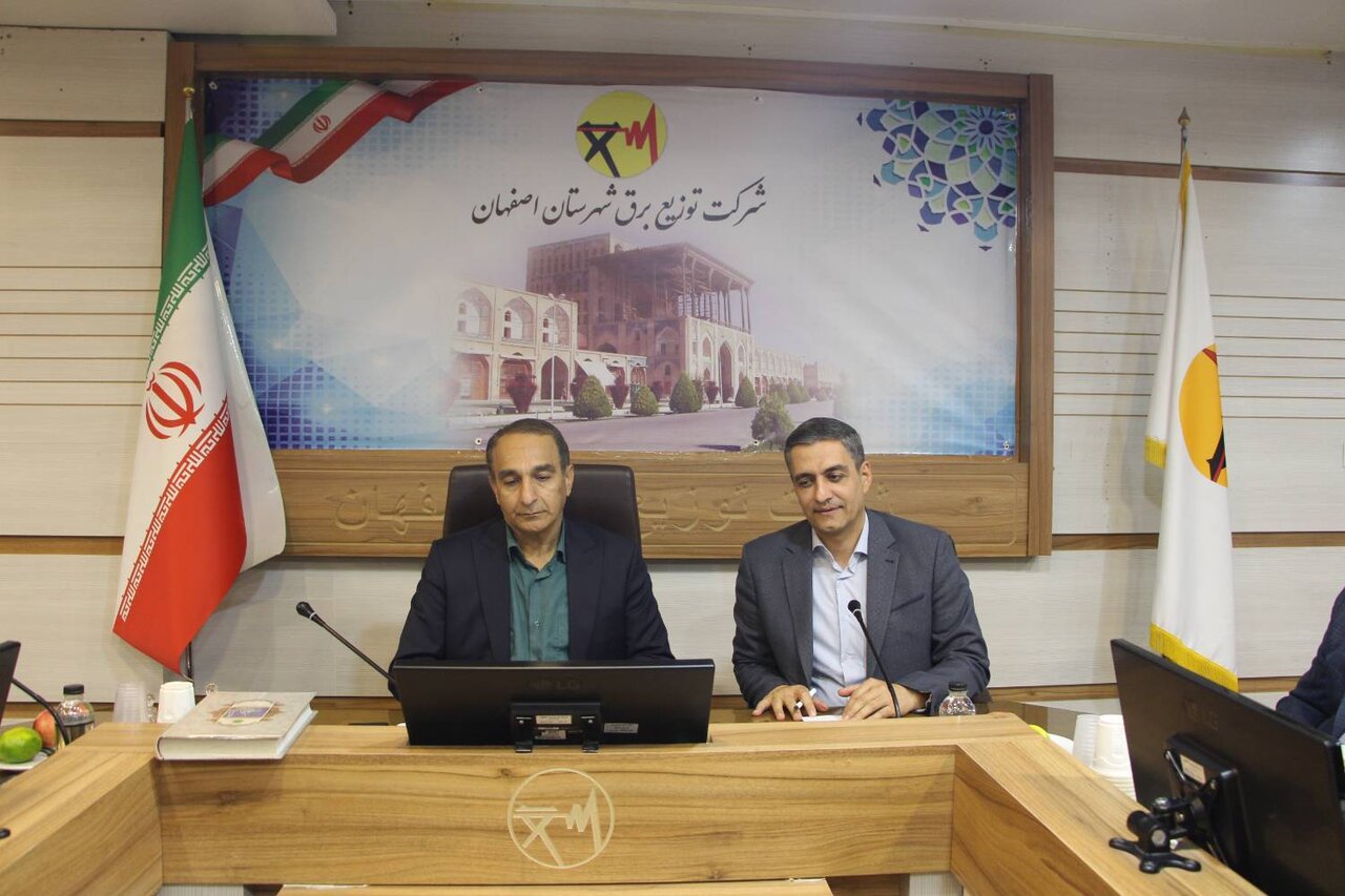 رونمایی از کتاب بهینه‌سازی مصرف برق در منازل