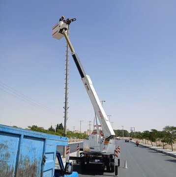 تعویض چراغ‌های فرسوده در شهرستان‌های گز و شاهین‌شهر