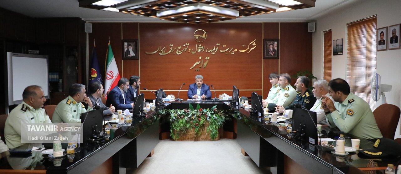 تقدیر از فرماندهان و تلاشگران نیروی انتظامی در شرکت توانیر تقدیر از فرماندهان و تلاشگران نیروی انتظامی در شرکت توانیر