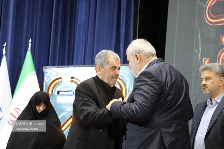 تجلیل و تکریم پدر و مادر بزرگوار شهیده ندا رفیعی پارسا در بیست‌ونهمین کنفرانس بین‌المللی شبکه‌های توزیع نیروی برق