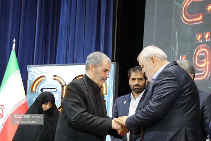 تجلیل و تکریم پدر و مادر بزرگوار شهیده ندا رفیعی پارسا در بیست‌ونهمین کنفرانس بین‌المللی شبکه‌های توزیع نیروی برق