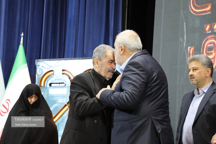 تجلیل و تکریم پدر و مادر بزرگوار شهیده ندا رفیعی پارسا در بیست‌ونهمین کنفرانس بین‌المللی شبکه‌های توزیع نیروی برق