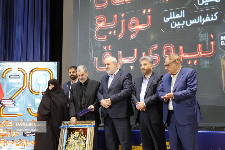 تجلیل و تکریم پدر و مادر بزرگوار شهیده ندا رفیعی پارسا در بیست‌ونهمین کنفرانس بین‌المللی شبکه‌های توزیع نیروی برق