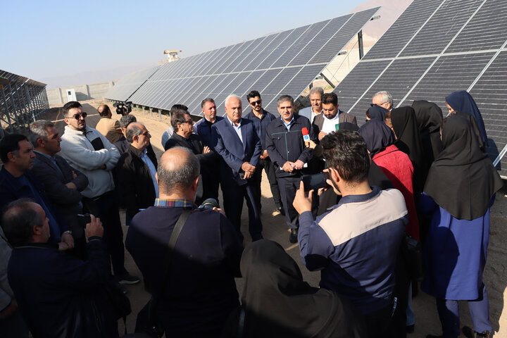 بازدید اصحاب رسانه از نیروگاه‌های خورشیدی شهرستان خوی