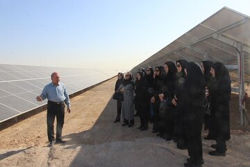 بازدید بانوان برق منطقه‌ای یزد از نیروگاه ۱۰۰ مگاواتی فروغ کویر