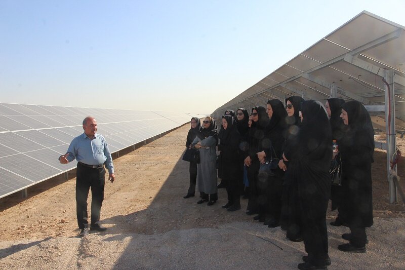 بازدید بانوان برق منطقه‌ای یزد از نیروگاه ۱۰۰ مگاواتی فروغ کویر