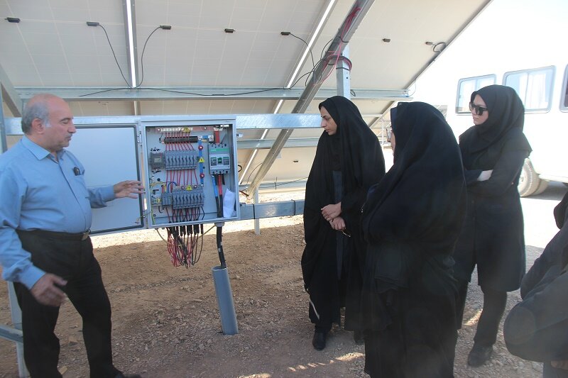 بازدید بانوان برق منطقه‌ای یزد از نیروگاه ۱۰۰ مگاواتی فروغ کویر