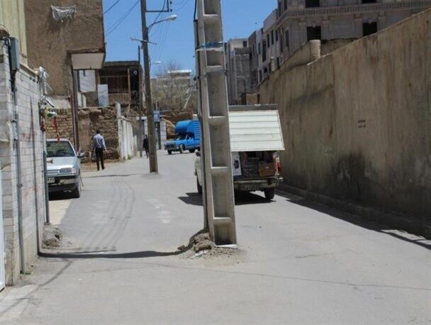 رفع معارض ۴۰ تیر برق مزاحم در منطقه ۱۰ تهران