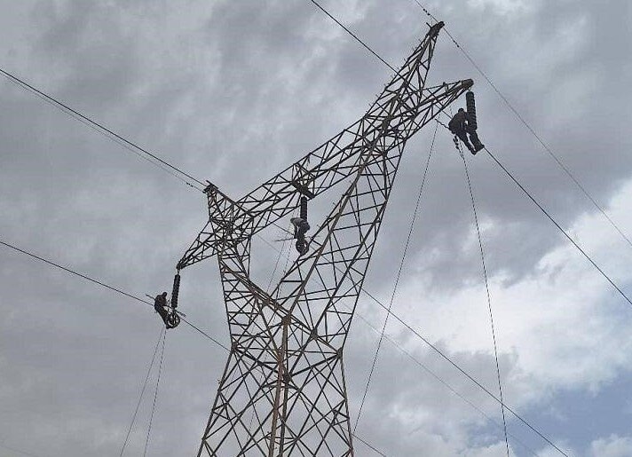 تعویض ۲۲۰ زنجیره مقره در خط ۱۳۲ کیلوولت لامرد-علامرودشت فارس