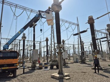 اجرای تعمیرات سالیانه بر روی دو خط حیاتی پست ۴۰۰ کیلوولت در یزد