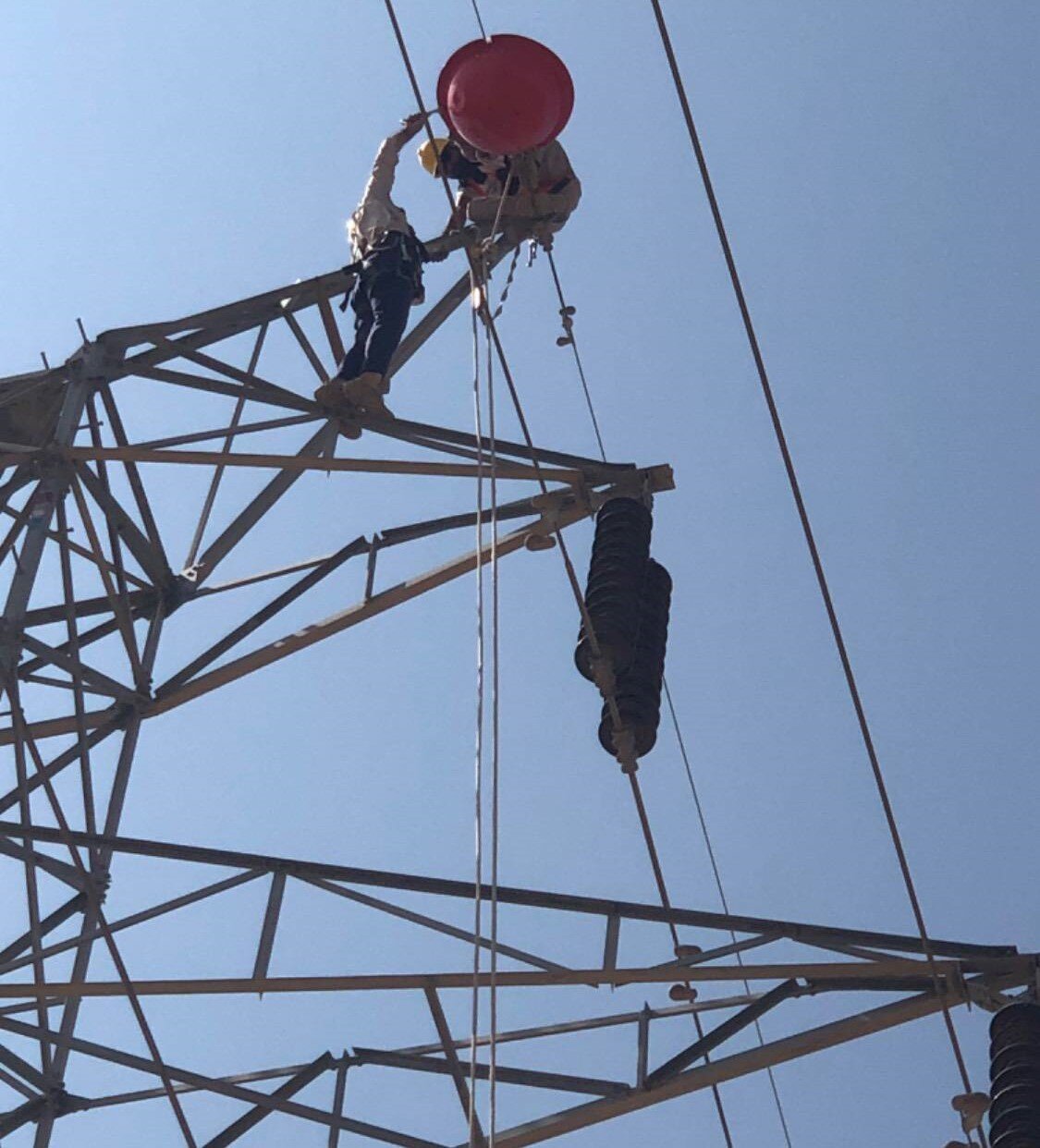 نصب گوی هشداردهنده بر روی سیم‌گارد خط ۱۳۲ کیلوولت اسرار - سلطان‌آباد خراسان