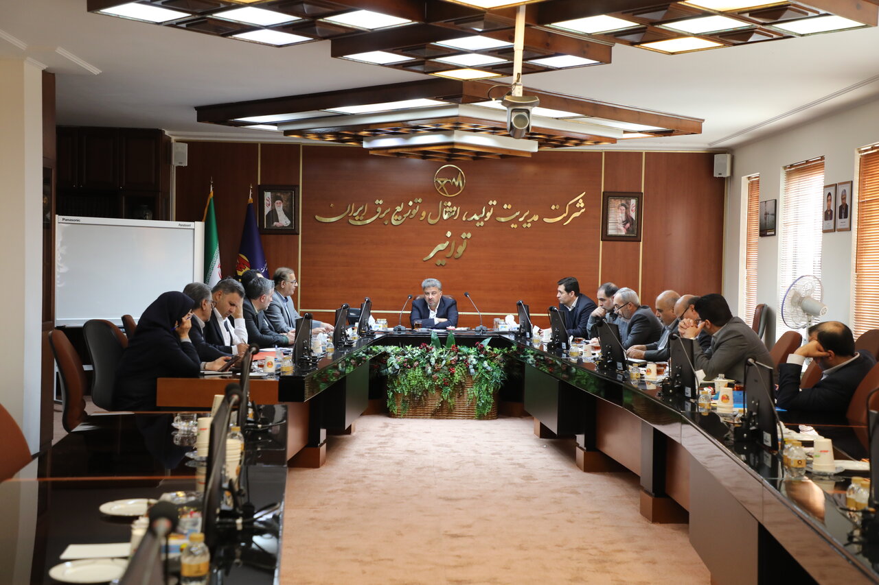 نشست مدیرعامل و معاونان توانیر با هیات مدیره سندیکای تولیدکنندکان برق