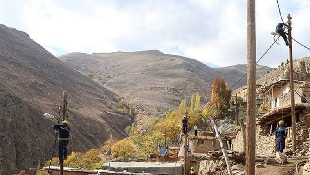 بهسازی شبکه برق ۷ روستای صالح آباد ایلام