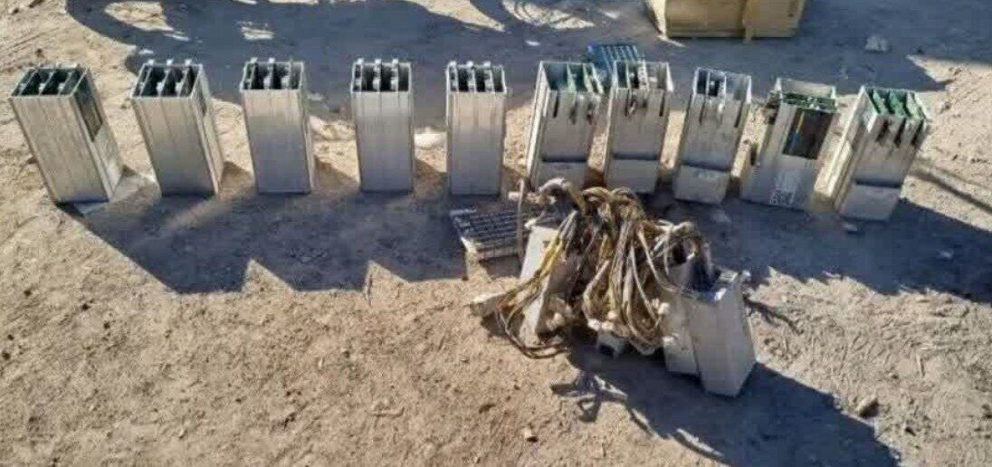 کشف و ضبط ۱۰ دستگاه ماینر غیرمجاز از یک واحد تجاری در قم