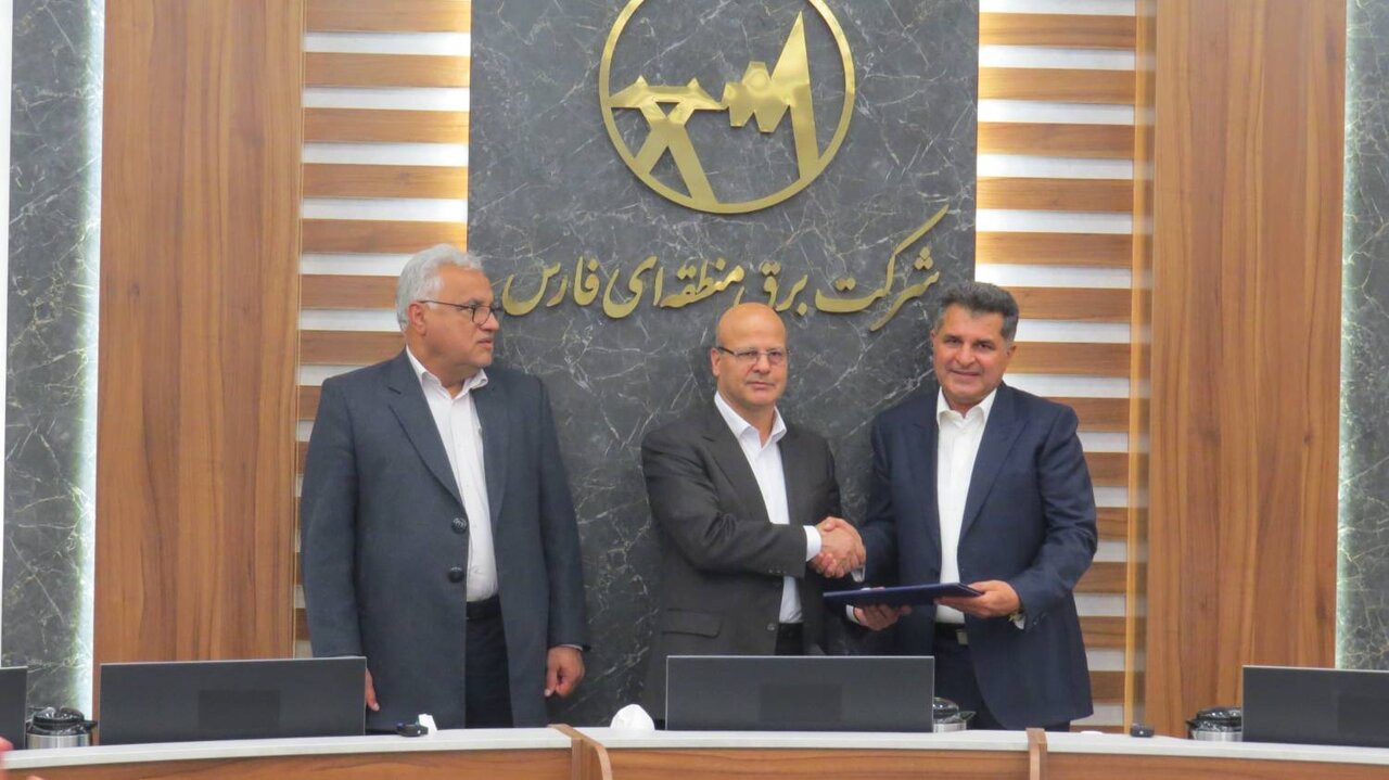 آیین تکریم و معارفه مدیران عامل شرکت‌های برق منطقه‌ای فارس و توزیع نیروی برق شیراز 