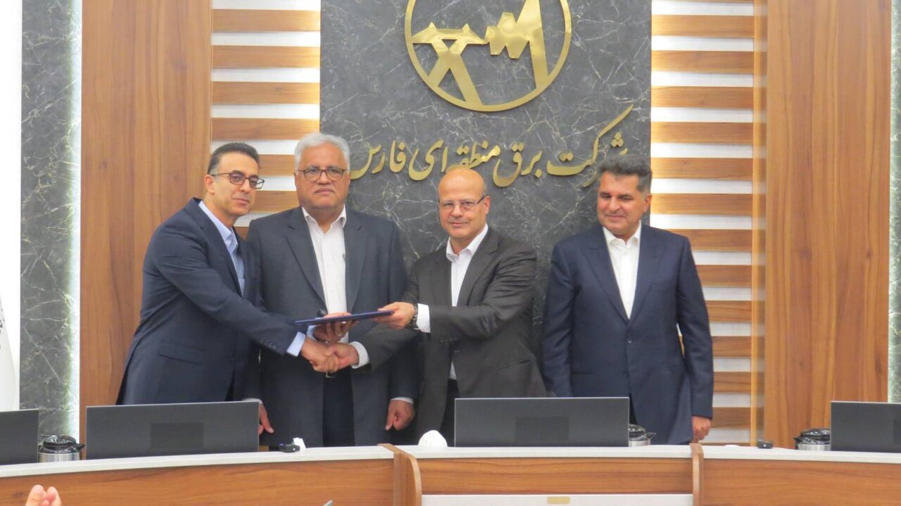 آیین تکریم و معارفه مدیران عامل شرکت‌های برق منطقه‌ای فارس و توزیع نیروی برق شیراز 