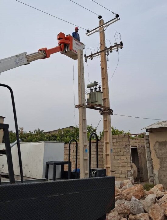 تعمیرات بر روی فیدرهای فشار متوسط در دره‌شهر ایلام