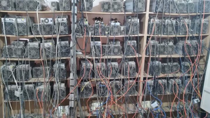 کشف و ضبط ۶۲ دستگاه ماینر غیرمجاز در کاشان