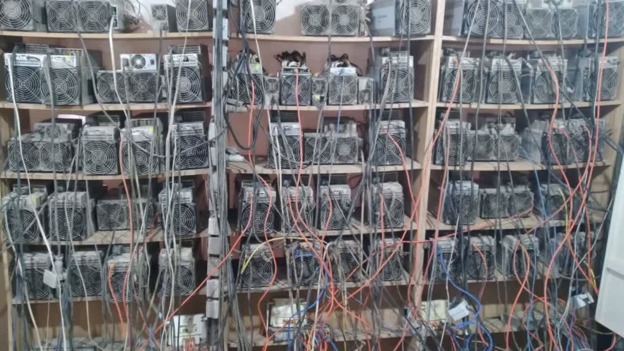کشف و ضبط ۶۲ دستگاه ماینر غیرمجاز در کاشان