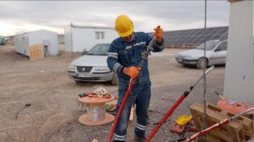 نصب سرکابل‌های سرد در نیروگاه ۳ مگاواتی شهرستان نایین